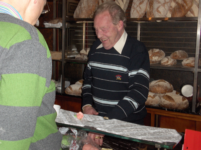 878137 Afbeelding van een oud-banketbakker die marsepeinen figuurtjes maakt op een van de openingsdagen van de ...